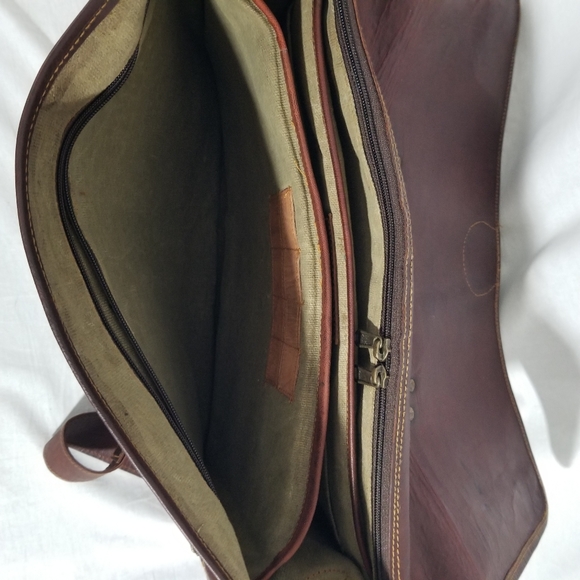 100% Genuine Leather Messenger style briefcase - Picture 15 of 17